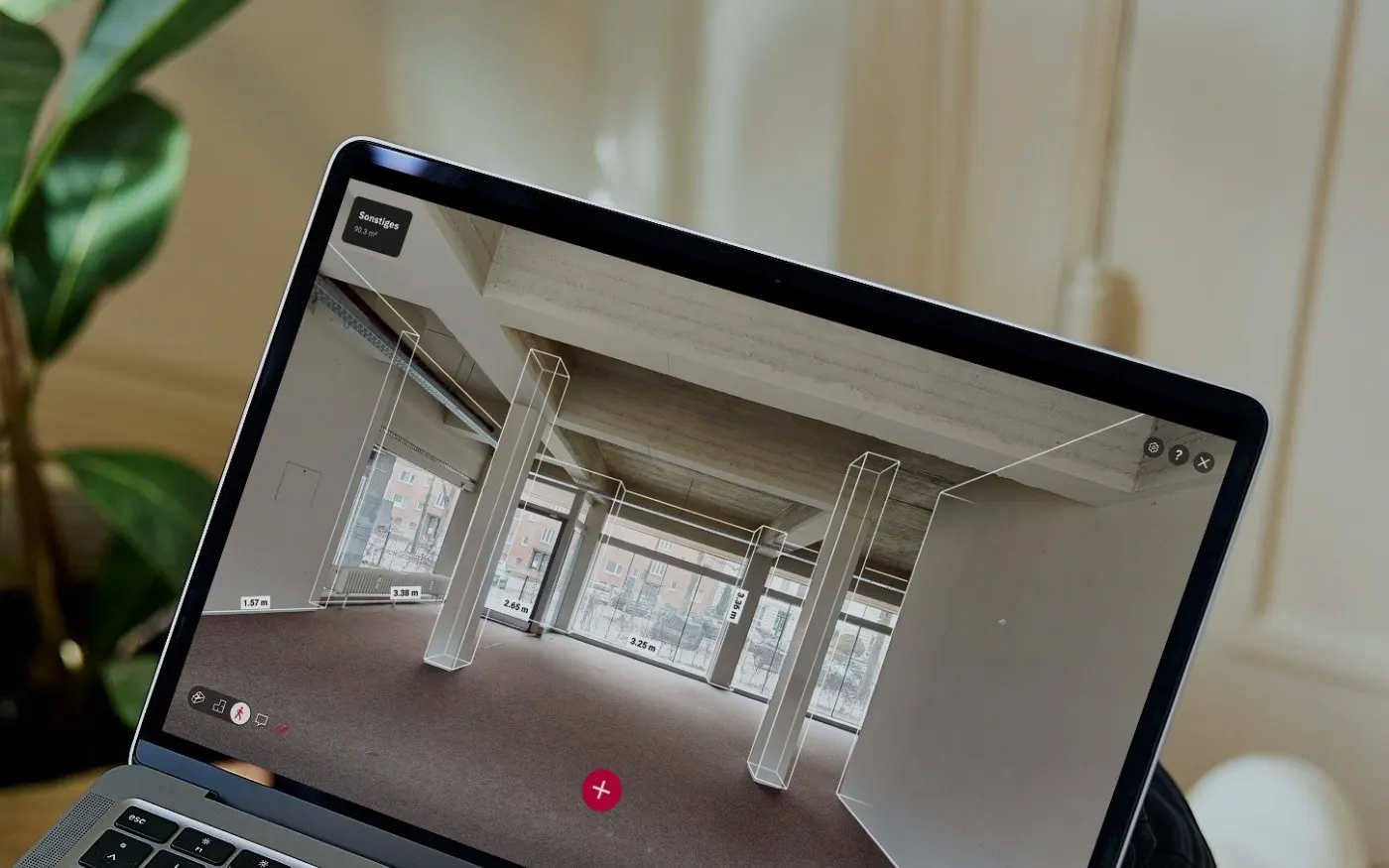 Virtual Twin einer Immobilie mit eingeblendeten Maßen auf einem Laptop